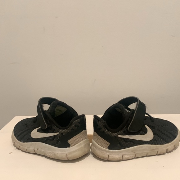 Nike black and white free 5.0 running shoes. Size 5C. - Picture 5 of 6